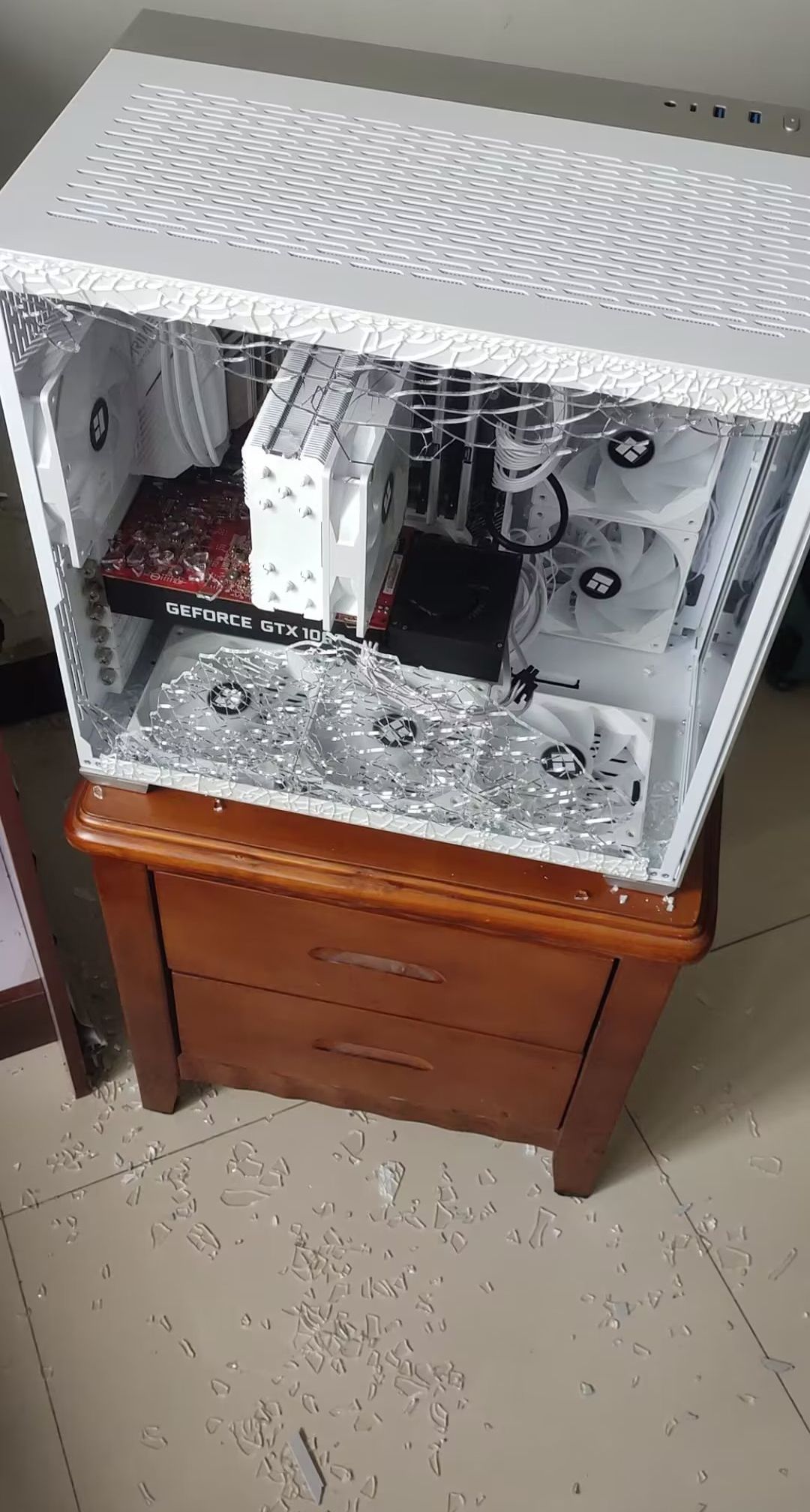 莫名其妙爆炸的玻璃